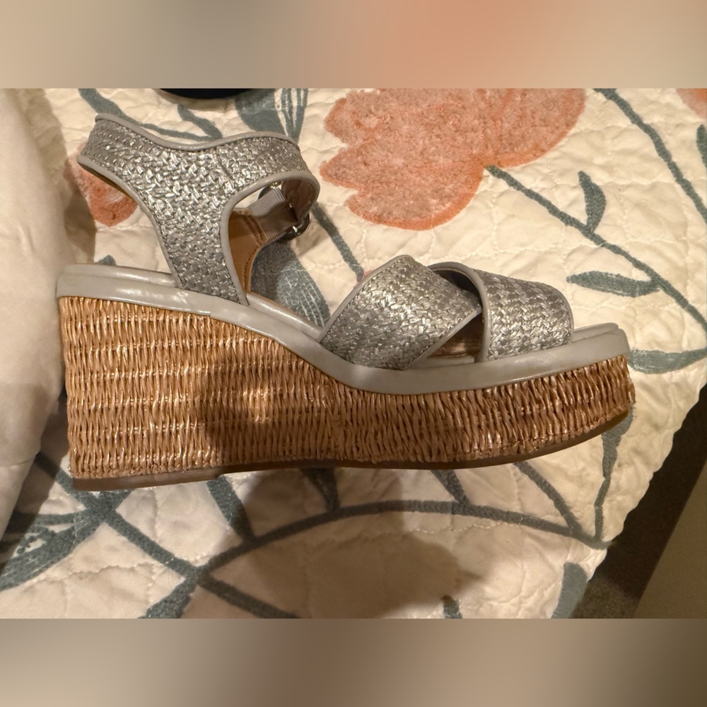 Crown Vintage Metallic Silver Wedges - Picture 4 of 4